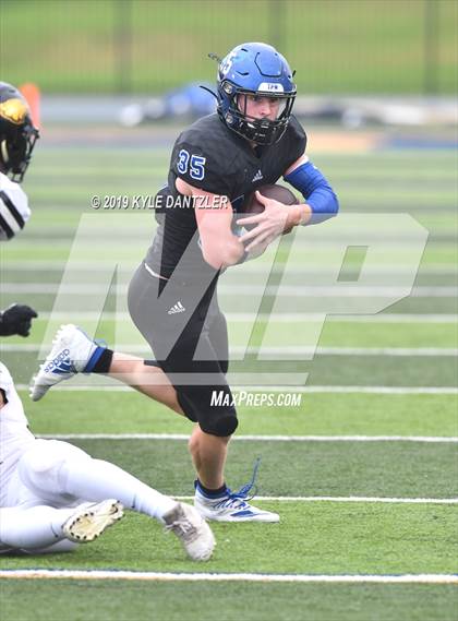 Thumbnail 3 in Rogers vs. Gunter (UIL 3A Division 2 Region 2 Semifinal) photogallery.