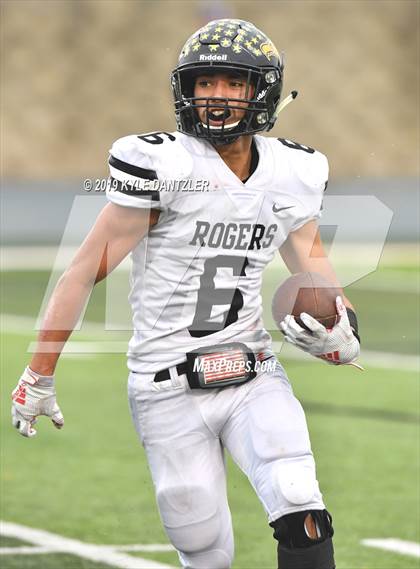 Thumbnail 1 in Rogers vs. Gunter (UIL 3A Division 2 Region 2 Semifinal) photogallery.