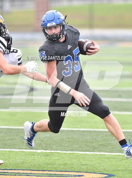 Thumbnail 2 in Rogers vs. Gunter (UIL 3A Division 2 Region 2 Semifinal) photogallery.