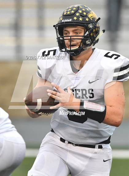 Thumbnail 1 in Rogers vs. Gunter (UIL 3A Division 2 Region 2 Semifinal) photogallery.