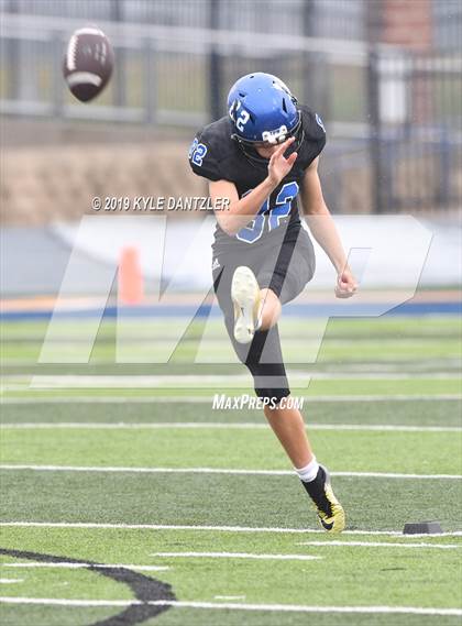 Thumbnail 2 in Rogers vs. Gunter (UIL 3A Division 2 Region 2 Semifinal) photogallery.