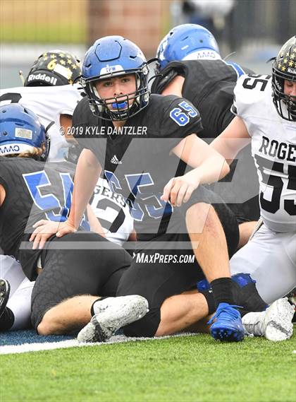 Thumbnail 2 in Rogers vs. Gunter (UIL 3A Division 2 Region 2 Semifinal) photogallery.