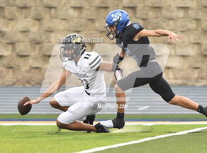 Thumbnail 3 in Rogers vs. Gunter (UIL 3A Division 2 Region 2 Semifinal) photogallery.