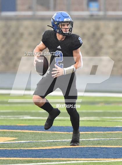 Thumbnail 2 in Rogers vs. Gunter (UIL 3A Division 2 Region 2 Semifinal) photogallery.