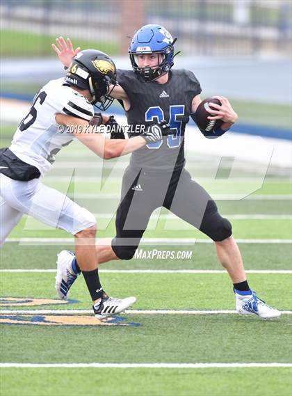 Thumbnail 1 in Rogers vs. Gunter (UIL 3A Division 2 Region 2 Semifinal) photogallery.