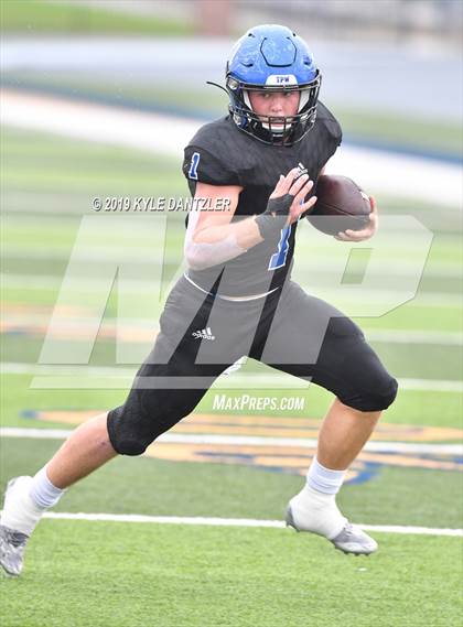 Thumbnail 2 in Rogers vs. Gunter (UIL 3A Division 2 Region 2 Semifinal) photogallery.