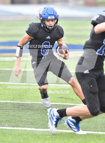 Thumbnail 3 in Rogers vs. Gunter (UIL 3A Division 2 Region 2 Semifinal) photogallery.