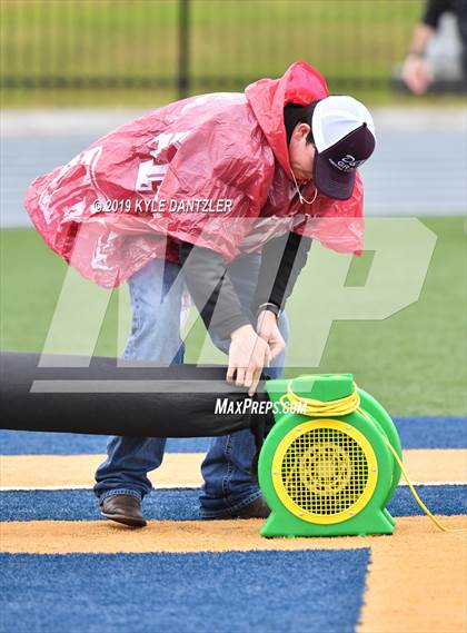 Thumbnail 2 in Rogers vs. Gunter (UIL 3A Division 2 Region 2 Semifinal) photogallery.
