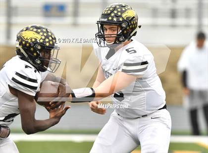 Thumbnail 3 in Rogers vs. Gunter (UIL 3A Division 2 Region 2 Semifinal) photogallery.
