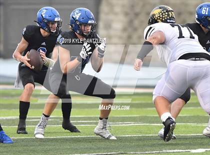 Thumbnail 3 in Rogers vs. Gunter (UIL 3A Division 2 Region 2 Semifinal) photogallery.
