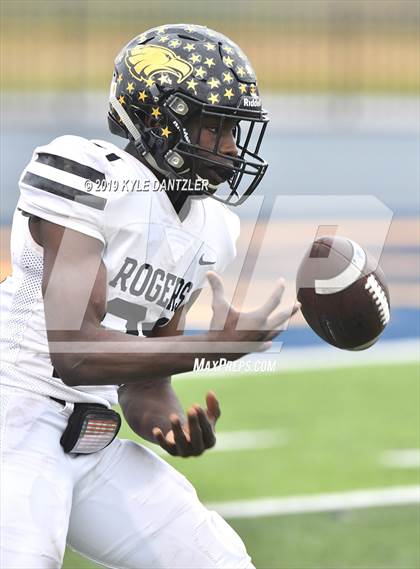 Thumbnail 2 in Rogers vs. Gunter (UIL 3A Division 2 Region 2 Semifinal) photogallery.