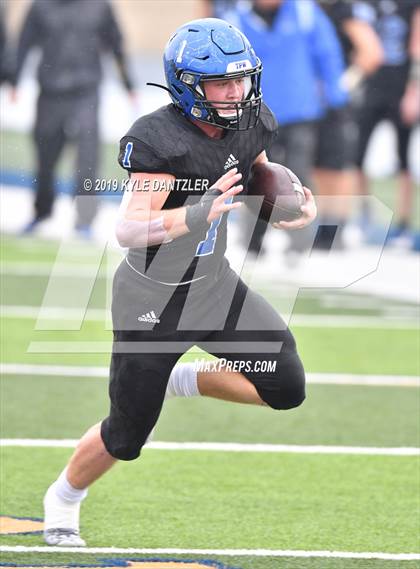 Thumbnail 3 in Rogers vs. Gunter (UIL 3A Division 2 Region 2 Semifinal) photogallery.