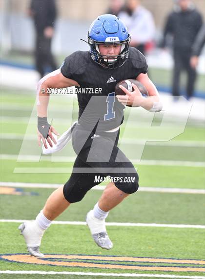 Thumbnail 1 in Rogers vs. Gunter (UIL 3A Division 2 Region 2 Semifinal) photogallery.