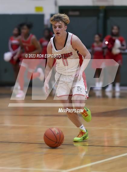 Thumbnail 1 in Amityville vs Mount Sinai (NYSPHSAA Section XI Class A Semifinal) photogallery.