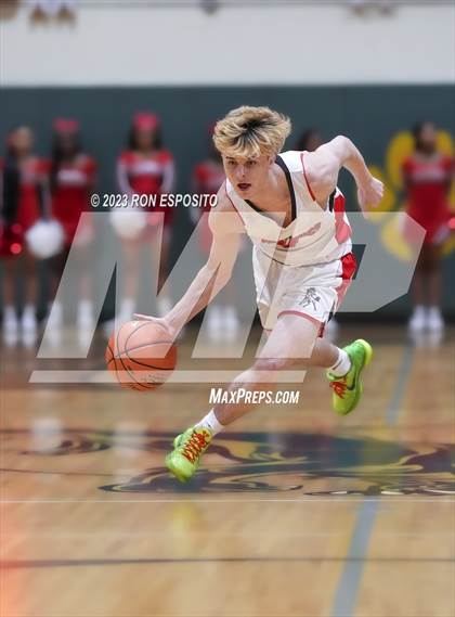 Thumbnail 2 in Amityville vs Mount Sinai (NYSPHSAA Section XI Class A Semifinal) photogallery.