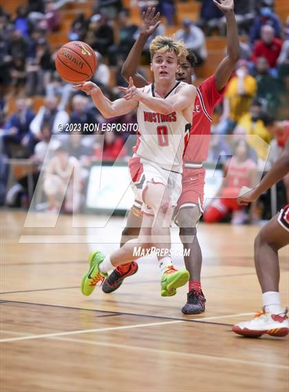 Thumbnail 3 in Amityville vs Mount Sinai (NYSPHSAA Section XI Class A Semifinal) photogallery.