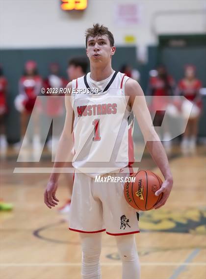 Thumbnail 1 in Amityville vs Mount Sinai (NYSPHSAA Section XI Class A Semifinal) photogallery.