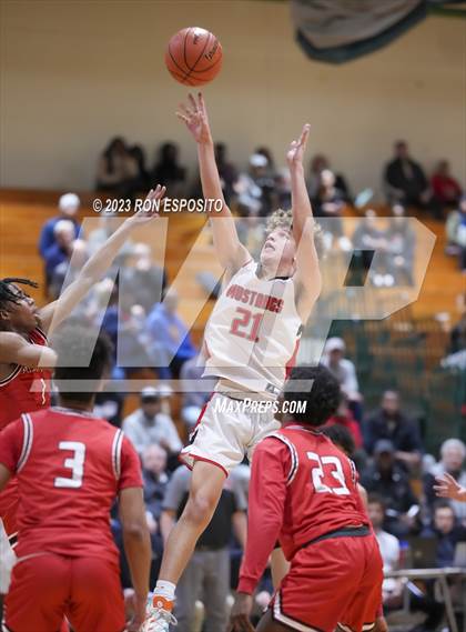 Thumbnail 2 in Amityville vs Mount Sinai (NYSPHSAA Section XI Class A Semifinal) photogallery.