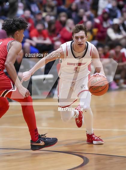 Thumbnail 2 in Amityville vs Mount Sinai (NYSPHSAA Section XI Class A Semifinal) photogallery.