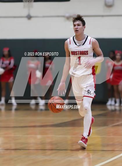 Thumbnail 1 in Amityville vs Mount Sinai (NYSPHSAA Section XI Class A Semifinal) photogallery.