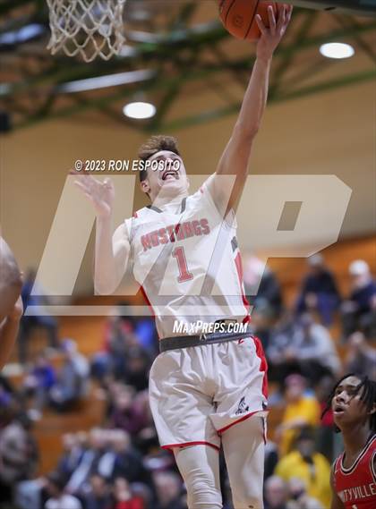 Thumbnail 3 in Amityville vs Mount Sinai (NYSPHSAA Section XI Class A Semifinal) photogallery.