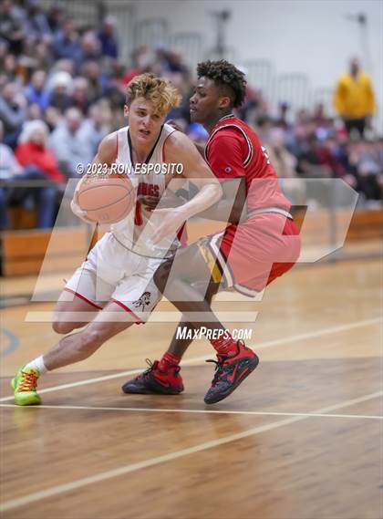 Thumbnail 3 in Amityville vs Mount Sinai (NYSPHSAA Section XI Class A Semifinal) photogallery.