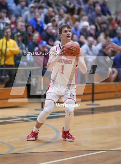 Thumbnail 3 in Amityville vs Mount Sinai (NYSPHSAA Section XI Class A Semifinal) photogallery.