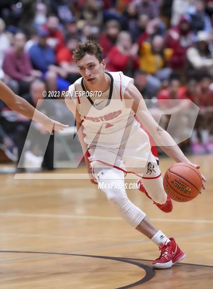 Thumbnail 3 in Amityville vs Mount Sinai (NYSPHSAA Section XI Class A Semifinal) photogallery.