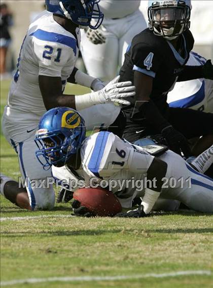 Thumbnail 2 in Crenshaw vs. Carson (CIF LA City Section D1 Final) photogallery.