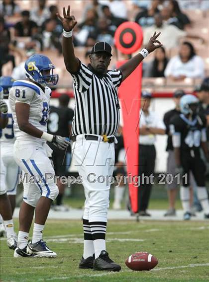 Thumbnail 3 in Crenshaw vs. Carson (CIF LA City Section D1 Final) photogallery.