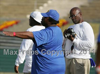 Thumbnail 2 in Crenshaw vs. Carson (CIF LA City Section D1 Final) photogallery.