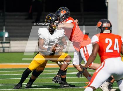 Thumbnail 2 in Klein Oak vs Rockwall (UIL 6A Regional Playoff) photogallery.