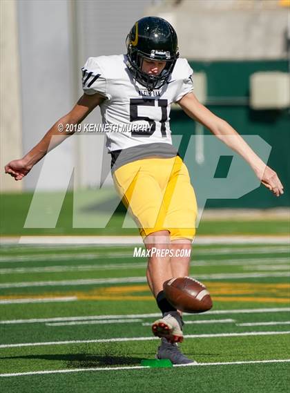 Thumbnail 3 in Klein Oak vs Rockwall (UIL 6A Regional Playoff) photogallery.