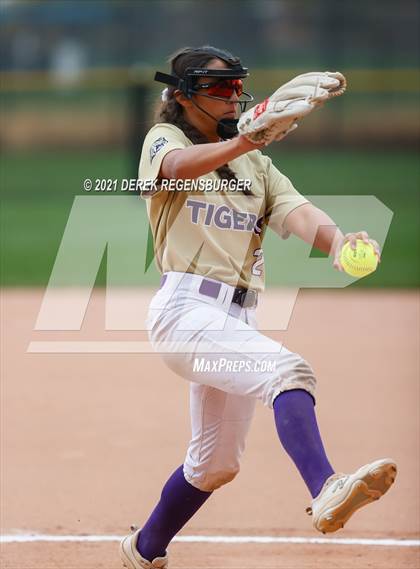 Thumbnail 3 in D'Evelyn vs Holy Family (CHSAA 4A Championship Final) photogallery.