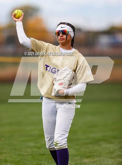 Thumbnail 1 in D'Evelyn vs Holy Family (CHSAA 4A Championship Final) photogallery.