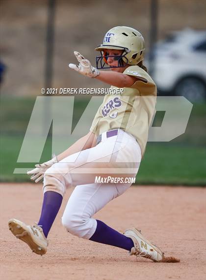 Thumbnail 1 in D'Evelyn vs Holy Family (CHSAA 4A Championship Final) photogallery.