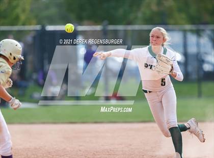Thumbnail 1 in D'Evelyn vs Holy Family (CHSAA 4A Championship Final) photogallery.