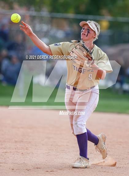 Thumbnail 3 in D'Evelyn vs Holy Family (CHSAA 4A Championship Final) photogallery.