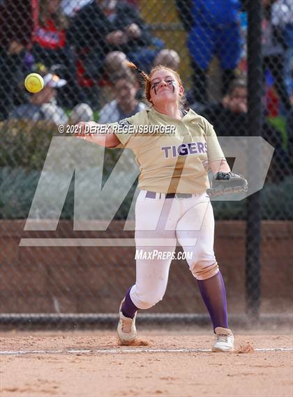 Thumbnail 2 in D'Evelyn vs Holy Family (CHSAA 4A Championship Final) photogallery.
