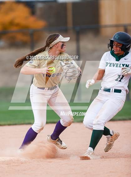 Thumbnail 3 in D'Evelyn vs Holy Family (CHSAA 4A Championship Final) photogallery.