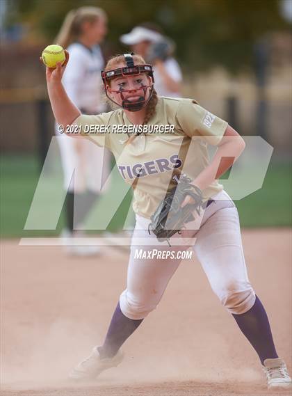 Thumbnail 3 in D'Evelyn vs Holy Family (CHSAA 4A Championship Final) photogallery.