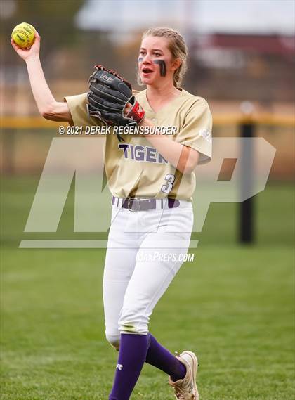Thumbnail 3 in D'Evelyn vs Holy Family (CHSAA 4A Championship Final) photogallery.