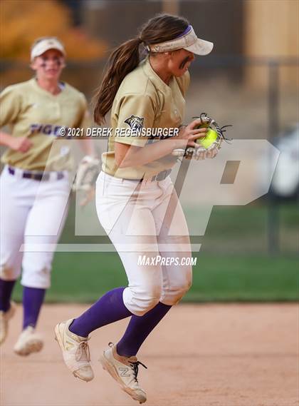 Thumbnail 1 in D'Evelyn vs Holy Family (CHSAA 4A Championship Final) photogallery.