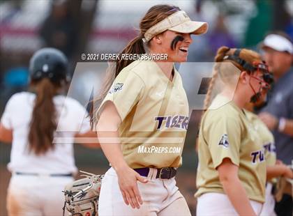 Thumbnail 2 in D'Evelyn vs Holy Family (CHSAA 4A Championship Final) photogallery.