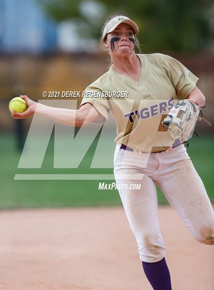 Thumbnail 3 in D'Evelyn vs Holy Family (CHSAA 4A Championship Final) photogallery.