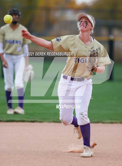 Thumbnail 2 in D'Evelyn vs Holy Family (CHSAA 4A Championship Final) photogallery.