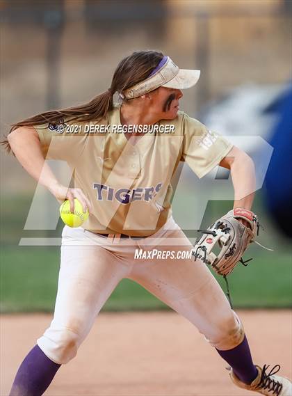 Thumbnail 2 in D'Evelyn vs Holy Family (CHSAA 4A Championship Final) photogallery.