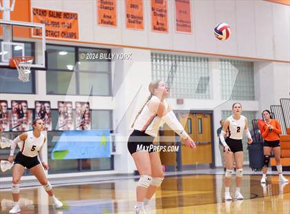 Thumbnail 3 in Grand Saline vs Alba-Golden photogallery.