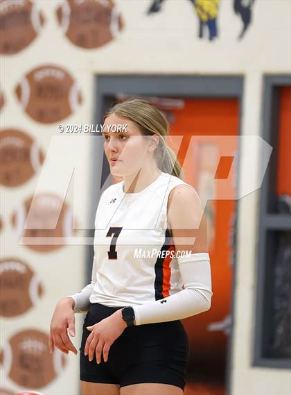 Thumbnail 3 in Grand Saline vs Alba-Golden photogallery.