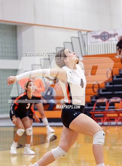 Thumbnail 2 in Grand Saline vs Alba-Golden photogallery.